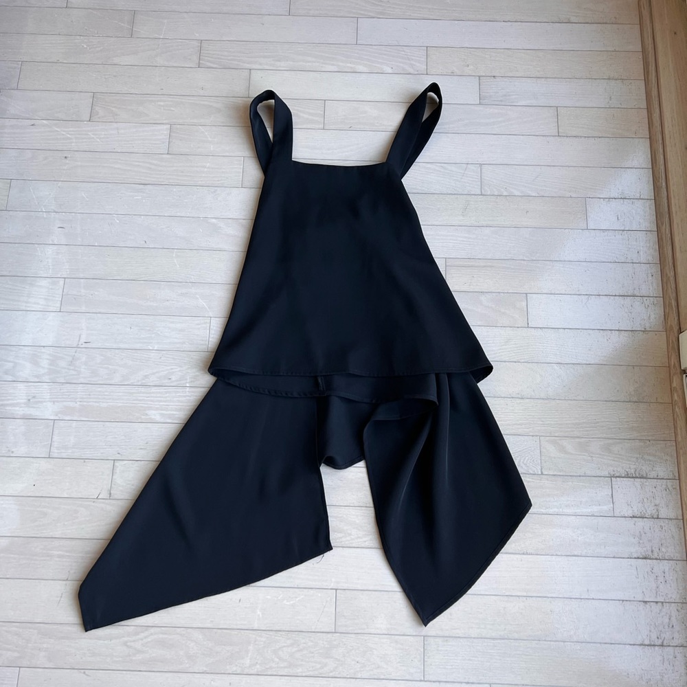 Top asymmetrical open back